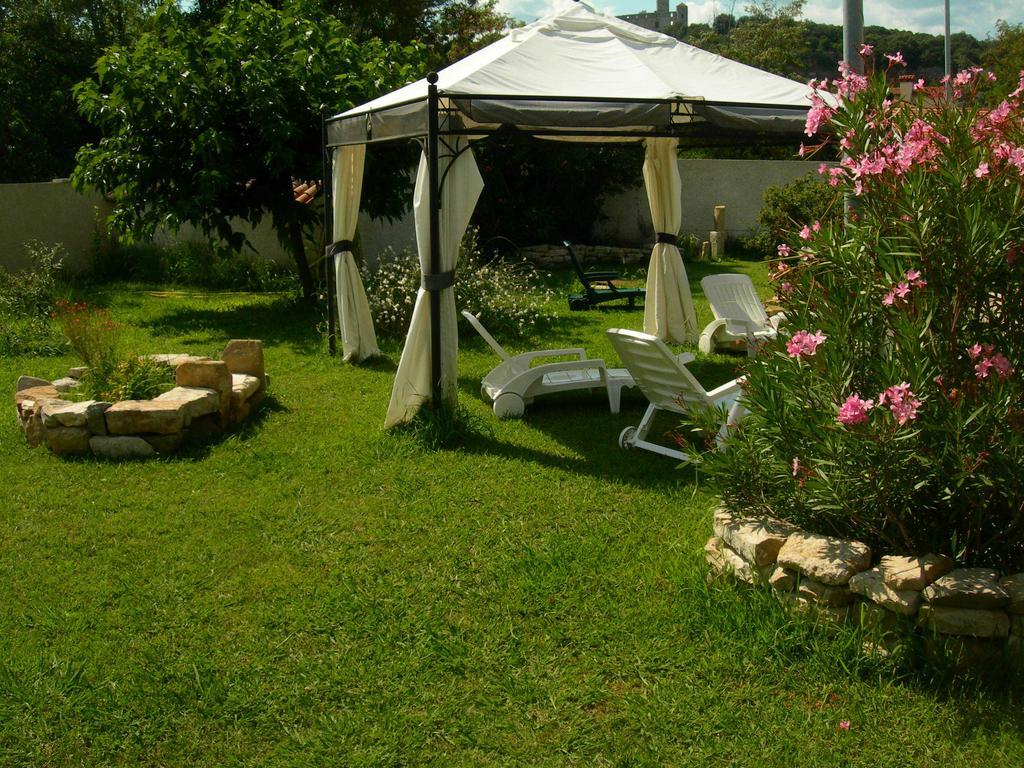 Hotel De La Madeleine Anduze Bagian luar foto