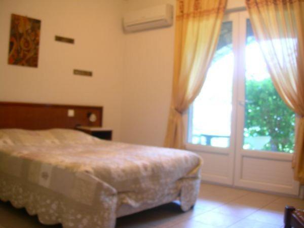 Hotel De La Madeleine Anduze Bagian luar foto
